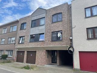 Gezellig en lichtrijk appartement met privatieve garage te huur in hartje Kessel-Lo.<br />Dit charmante appartement met 1 slaapkamer ligt op een rustige toplocatie vlak bij de fietsstraat Martelarenlaan en Park Belle-Vue. Je woont hier centraal, met winkels, openbaar vervoer, station Leuven en groene wandel- en fietsroutes op wandelafstand.<br />Het appartement op de eerste verdieping beschikt over een lichtrijke woonkamer met open keuken, een zonnig terras, een comfortabele slaapkamer en een badkamer met lavabo, toilet en bad/douche. Daarnaast is er een privatieve garage inbegrepen.<br />De woning werd de voorbije jaren vernieuwd: badkamer (2016), moderne keuken (2018) en hoogrendementsramen (2023), wat zorgt voor extra comfort en een energiezuinige woning.<br />Indeling: inkomhal, woonkamer met open keuken, terras, 1 slaapkamer, badkamer en privatieve garage.<br />Onmiddellijk beschikbaar! Meer info of een bezoek plannen?<br />Mail naar claudia@immogve.be of bel 016/56.56.14.