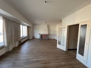 Ruim appartement met drie slaapkamers, waarvan één toegang heeft tot het terras. In het gebouw is er geen fietsenberging aanwezig, maar wel...