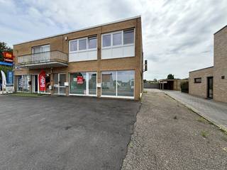 Goed gelegen handelsruimte te huur in Beringen!<br /><br />De praktijkruimte is ook geschikt voor verschillende doeleinden:<br />- Tandartsenpraktijk (ook inboedel hiervoor aanwezig)<br />- Schoonheidsspecialist(e)<br />- Medische pedicure<br />- Nagelstyliste<br />- Fysiotherapeut<br />- Tattoo shop<br /><br />De wachtruimte kan ook dienst doen als winkel voor verkoop van producten.<br /><br />De huurprijs is 950 euro + voor de verwarmingskosten en water wordt er een forfaitair bedrag gevraagd van 250 euro per maand.<br /><br />Let op: Het energieprestatiecertificaat werd opgemaakt voor de plaatsing van de nieuwe ramen! <br /><br />Het pand is onmiddellijk beschikbaar!<br /><br />Wenst u een afspraak of meer info?<br />U kan ons bereiken via evelien@vastengoed of via 014/ 72 73 74.