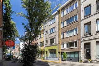 <p><span>Op een gunstige locatie nabij het Centraal Station, Zurenborg en het stadspark treffen we dit goed onderhouden gebouw. Doorheen de jaren zijn er verschillende renovaties en vernieuwingen gebeurd en tot op heden verkeert het in goede staat. Het dak is gerenoveerd en ook de achtergevel is onder handen genomen. Verder is er een rookkoepel geplaatst en is de brandveiligheid in orde gemaakt. Er zijn aparte meters voor gas, water en elektriciteit. </span></p><p><span> </span></p><p><span>Momenteel zijn alle wooneenheden (met uitzondering van de eerste verdieping) verhuurd, wat een totale huuropbrengst van €2800/maand oplevert. Het appartement op het gelijkvloers heeft een totale oppervlakte van zo’n 100 m², is grotendeels gerenoveerd en biedt toegang tot de oost-georiënteerde buitenruimte (38 m²). De wooneenheden op de eerste en tweede verdieping zijn identiek met een oppervlakte van 55 m² en de unit op de bovenverdieping is 35 m² groot. Ze beschikken allemaal over één slaapkamer.</span></p><p><span> </span></p><p><span>Tot slot beschikt het pand nog over een kelder. Ben je op zoek naar een goed onderhouden opbrengsteigendom met goede verhuurmogelijkheden? Mis deze kans niet! Bewoonbare opp. 279 m² ref.: bruto vloeropp. Voor meer info of een gratis schatting surf naar www.hansimmo.be.</span></p><p><span> </span></p>