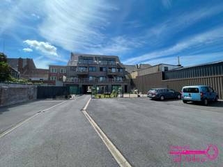 * RESIDENTIE LEONARDO (KASTEELDREEF - MEULEBEKE)<br />* Een 1-slaapkamerappartement met terras, tuintje, kelderberging en garage<br />* Garage met automatische sectionale poort<br />* Buiten : gezamenlijke fietsenberging - privé terras met tuintje (volledig omheind)<br />* Verdiep -1 : privé kelderberging<br />* Verdiep 0 : gemeenschappelijke inkomhal - lift - privé inkomhal - slaapkamer - badkamer - toilet - wasruimte - living met open keuken<br />* Centrale verwarming op aardgas<br />* EPC 198 kWh / (m² jaar) UC 2312020 (LABEL B)<br />* Vg/Wg/Gvv/Gvkr/Gmo<br />* Momenteel verhuurd (646,20€/maand)
