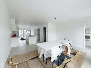 Dit instapklare nieuwbouwappartement bevindt zich op de tweede verdieping van het prestigieuze woonproject Kolenkaai in Brugge. Je woont hier in een groene oase vlak bij het Baron Ruzettepark, met de historische Brugse binnenstad, lokale handelaars en openbaar vervoer op wandel- en fietsafstand. Een perfecte combinatie van rustig, duurzaam wonen en de levendigheid van de stadsrand.<br /><br />Indeling:<br /><br />-1°V:<br />- Ondergrondse autostaanplaats <br />- Gemeenschappelijke fietsenstalling<br /><br />2°V: (ca. 80 m²)<br />- Inkomhal met apart gastentoilet <br />- Ruime en lichtrijke leefruimte met een naadloos aansluitende open keuken. De keuken is kwalitatief afgewerkt en voorzien van alle comfort: combi-oven, koelkast, vaatwasser, kookplaat en dampkap.<br />- Praktische berging met aansluiting voor een wasmachine en droogkast <br />- Volwaardige slaapkamer <br />- Strakke badkamer voorzien van een ruime inloopdouche en een badkamermeubel met lavabo <br />- Royaal terras waar je heerlijk kan ontspannen <br /><br />Algemeen:<br /><br />- Huurprijs: € 990,00/maand<br />- Provisie gemeenschappelijke delen: € 75,00/maand<br />- Provisie eigen verbruik (verwarming/koeling/water): €100,00/maand <br />- Beschikbaarheid: Onmiddellijk <br />- Uiterst energiezuinig: voorzien van vloerverwarming én passieve koeling (geothermie)<br />- Volledig geschilderd en voorzien van lichtarmaturen en gordijnrails<br /><br /><br />De snelste manier om een bezoek te brengen aan dit pand? Vraag je bezoek aan via de roze knop op onze website (www.dewaele.com) en je wordt gecontacteerd door onze verhuurexpert Steffi.<br /><br />Telefonisch kunnen er geen afspraken gemaakt worden. Bij andere vragen kun je ons telefonisch contacteren via 050 444 999.<br /><br />Deze AI-visualisaties zijn bedoeld als inspiratie. Er werd geen rekening gehouden met technische specificaties, stedenbouwkundige voorschriften of de concrete mogelijkheden tot realisatie.