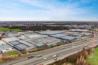 Premium bedrijvenlocatie langs de E17 in Sint-Niklaas, uitstekend zichtbaar en vlot bereikbaar. 30.000 m², inclusief nieuwbouw met inpandige...