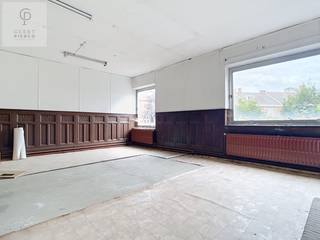 Bent u op zoek naar een opbrengsteigendom die vandaag reeds inkomsten genereert, maar tegelijk nog heel wat mogelijkheden biedt voor de toekomst? Dan verdient dit ruime pand absoluut uw aandacht.<br /><br />voor meer informatie neem een kijkje op onze eigen website www.pierco.be of bel ons op 011/36.19.19<br /><br />Het gebouw deed in het verleden dienst als meubelzaak en beschikt daardoor over bijzonder royale oppervlaktes, verdeeld over meerdere (4) bouwlagen.<br />Vandaag wordt het gelijkvloers verhuurd aan Kruidvat, dat er zijn handelsactiviteit uitoefent op basis van een lopende huurovereenkomst.<br />Op basis van de huidige huuropbrengst en de vraagprijs bedraagt het bruto huurrendement circa 6,58%*.<br /><br />De verkoop heeft dan ook geenszins tot doel de huidige handelsactiviteit stop te zetten: als nieuwe eigenaar neemt u een pand over met een bestaande commerciële huurder en dus een onmiddellijke huuropbrengst.<br /><br />Maar net boven deze handelsruimte schuilt het grote potentieel van dit gebouw.<br />De bovenliggende verdiepingen worden momenteel niet benut en bestaan grotendeels uit zeer ruime, open oppervlaktes.<br />Wie door het gebouw wandelt, merkt onmiddellijk de mogelijkheden op: grote vloeroppervlaktes, verschillende raamopeningen en lichtinval, meerdere niveaus én een bestaande lift die de verdiepingen met elkaar verbindt.<br /><br />Daarnaast beschikt het pand over een ruime zolderverdieping onder de dakconstructie.<br />Deze ruimtes bevinden zich vandaag duidelijk in een te renoveren en verder af te werken toestand, maar bieden daardoor net de vrijheid om het gebouw een volledig nieuwe invulling te geven.<br /><br />Een ontwikkeling met meerdere woonentiteiten/appartementen op de verdiepingen behoort tot de interessante mogelijkheden, uiteraard steeds onder voorbehoud van stedenbouwkundige voorschriften en het verkrijgen van de nodige vergunningen.<br /><br />Zo combineert dit pand twee bijzonder interessante elementen: een bestaande commerciële huuropbrengst op het gelijkvloers en een aanzienlijke oppervlakte die vandaag nog niet economisch wordt benut.<br /><br />Voor een investeerder of ontwikkelaar die verder kijkt dan de huidige toestand, kan hier dan ook een bijzonder interessant project ontstaan: de commerciële functie behouden op het gelijkvloers en de verdiepingen gefaseerd ontwikkelen tot bijkomende verhuurbare eenheden.<br /><br />De authentieke voorgevel met zijn karaktervolle raampartijen geeft het gebouw bovendien een uitstraling die zich duidelijk onderscheidt van een doorsnee handelspand.<br /><br />Een eigendom die vandaag reeds rendeert, maar waarvan een belangrijk deel van het potentieel nog volledig kan worden ontwikkeld.<br /><br />