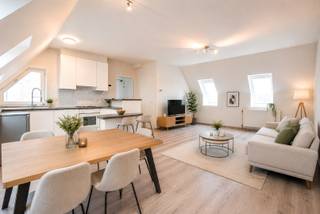In het centrum van Veurne bevindt zich dit aangename instapklare dakappartement van 61 m², perfect voor wie comfortabel en centraal wil wonen. De vele raampartijen zorgen voor een overvloed aan natuurlijk licht en creëren een open en luchtige sfeer. Het appartement beschikt over een ruime leefruimte met een volledig uitgeruste open keuken, afgestemd op hedendaags wooncomfort. Via de nachthal bereiken we de ruime slaapkamer met ingebouwde kast en extra berging. De badkamer is voorzien van een lavabomeubel en een douche. Daarnaast is er een praktische berging en een aparte wasplaats binnen het appartement. Extra pluspunten zijn de privatieve kelderberging, de gemeenschappelijke fietsenberging en de vlotte toegankelijkheid via zowel lift als trap. Een ideale woonst of interessante investering op een topligging in Veurne en vlakbij de kust.<br />Interesse? Neem gerust contact op voor meer informatie of een bezoek ter plaatse.<br />De privatieve kelderberging zit inbegrepen in gepubliceerde prijs. <br />De vermelde prijs is een richtprijs; elk bod wordt voorgelegd aan de eigenaar, die het recht behoudt dit te aanvaarden of te weigeren