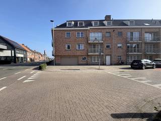The apartment is located on the 2nd floor and includes a spacious living room, a fitted open kitchen, a storage room, 2 bedrooms with laminate flooring, one of which has a dressing room.<br /><br />Entrance with cloakroom and separate toilet. Fully equipped bathroom with bath/shower. There is an elevator provided and also a parking space in the basement (P13) with a spacious storage room behind it.<br /><br />Central heating with gas, heating via radiators, PVC windows with high-efficiency glazing, and all in accordance with EPB regulations. Year of construction 2012.<br /><br />The apartment is very well located within walking distance of the city center, public transport, and in the vicinity of schools.<br /><br />Available from October 1, 2025, or earlier by appointment with the current tenant.<br /><br />EPC value: 75 kWh/m² (Class A).<br /><br />Rent: 800 €<br /><br />Common costs: 40 €