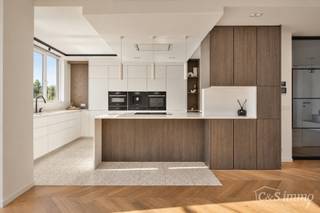 Ontdek deze stijlvolle en hoogwaardig afgewerkte woning (2018), gelegen in een rustige en groene woonwijk te Berendrecht. Deze prachtige woning combineert hedendaagse luxe, hoogwaardige materialen en een doordachte indeling met een uitzonderlijk wooncomfort.<br /><br />Via de inkomhal met ruime vestiaire, gastentoilet en imposante trap betreedt u de lichtrijke leefruimte. De grote raampartijen zorgen voor een aangename lichtinval en benadrukken de prachtige visgraatparket met vloerverwarming. De gezellige zithoek en eetruimte sluiten naadloos aan op de volledig uitgeruste designkeuken (met toestellen van BOSCH), afgewerkt met luxueus Calacatta-marmer.<br /><br />Vanuit de leefruimte geniet u van een prachtig zicht op de ruime, zonnige tuin, die dankzij haar gunstige oriëntatie de ideale plek vormt om in alle rust te ontspannen. Achteraan bevindt zich een praktische tuinberging met mogelijkheden voor een hobbyruimte en extra opslag. Via een poortje heeft u bovendien toegang tot de achterliggende servitudeweg, ideaal om fietsen gemakkelijk en veilig te stallen. Uw uitzicht zal ook nooit belemmerd worden dankzij de achterliggende weilanden die agrarisch gebied zijn. <br /><br />Op de eerste verdieping bevindt zich de masterbedroom met aansluitende dressing, die eenvoudig kan worden omgevormd tot een vierde slaapkamer. Daarnaast vindt u een tweede slaapkamer en een stijlvolle badkamer met dubbele wastafel en ruime inloopdouche.<br /><br />De elegante eiken trap leidt naar de tweede verdieping, waar een bijzonder ruime derde slaapkamer of multifunctionele hobbyruimte met ingemaakte kasten op maat op u wacht. Een tweede badkamer, uitgerust met wastafel, toilet en ligbad met jets, zorgt voor extra comfort. Via een uitklapbare trap bereikt u de zolder, die bijkomende opbergruimte biedt.<br /><br />Ook op technisch vlak scoort deze woning uitstekend dankzij haar energiezuinige EPC-label A, vloerverwarming, condensatieketel, regenwaterput van 5.000 liter en waterontharder. Een private oprit maakt het geheel compleet.<br /><br />Bent u op zoek naar een instapklare, energiezuinige woning waar luxe, rust en verfijnde afwerking samenkomen? Laat u verrassen door deze unieke woongelegenheid, omgeven door prachtige weilanden, en plan vandaag nog uw bezoek!<br /><br />Extra troeven: EPC A | Bouwjaar 2018 | Designafwerking | Visgraatparket | Vloerverwarming | 3 tot 4 slaapkamers | 2 badkamers | Zonnige tuin | Tuinberging | Private oprit | Regenwaterput 5.000 L | Waterontharder