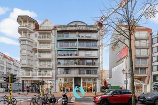 Op de vierde verdieping van de stijlvolle Residentie 'Pagnaert', bevindt zich dit ruim en lichtrijk appartement.Royale woonvoorzieningen met in...