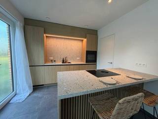 INDELING<br />Gelijkvloers<br />- inkomhal met gastentoilet<br />- eetkamer met zicht op de tuin (12m²)<br />- keuken (10m²)<br />- living (16m²)<br />- berging aansluitend aan keuken (6m²)<br />- inpandige garage (18m²)<br />- tuin<br /><br />Eerste verdiep<br />- nachthal met toilet<br />- slaapkamer 1 (16m²)<br />- slaapkamer 2 (12m²)<br />- slaapkamer 3 (11m²)<br />- badkamer met dubbele lavabo, inloopdouche en bad (9m²)<br /><br />Bestuursmaatregelen in het maatregelenregister: in aanvraag<br /><br />Prijzen zijn exclusief bijkomende kosten zoals eventuele verkooprechten en notariële kosten (honorarium en aktekosten). Tevens niet inbegrepen zijn het aandeel in de (wijzigende) basis- of verkavelingsakte, de aansluitingskosten voor nutsvoorzieningen, kosten voor EPB, PID, veiligheidscoördinatie en eventuele andere bijkomende kosten en meerwerken. Omdat de totale investering afhankelijk is van uw persoonlijke situatie, wordt er steeds een individuele prijsberekening op maat voor u opgemaakt.