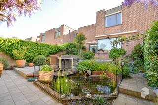 Deze instapklare gezinswoning met opvallend veel lichtinval bevat 3 volwaardige slaapkamers en een onderhoudsvriendelijke tuin.<br /><br />INDELING: inkomhal met toilet, woonkamer met zit-en eetplaats, open keuken met eetplaats, garage, wasplaats en bergruimte. <br />Op de 1ste verdieping is er een nachthal, 3 slaapkamers en badkamer met inloopdouche, lavabomeubel en toilet. <br />BUITEN: Aangelegde tuin met zonnig terras, poortje naar achterliggend gemeenschappelijk tuinpark en parkeerplaats voor het huis. <br /><br />Contacteer PERSPECTIEF VASTGOED – 7 op 7 bereikbaar – voor meer informatie of een bezoek.<br />Bel 050/550.750 of mail naar info@perspectiefvastgoed.be.<br />