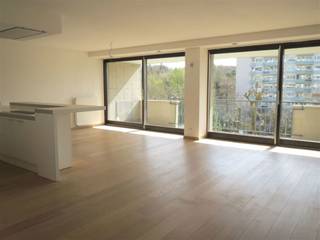 AUDERGHEM - Val Duchesse, vlakbij winkels, openbaar vervoer en scholen. Mooi appartement met 3 slaapkamers van ± 140 m² met terras.Op de 3e...