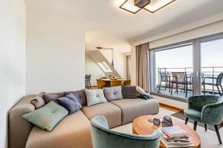 <strong>Bray-Dunes: Exclusief 3-slaapkamerappartement met zeezicht, terras en 3 parkeerplaatsen</strong><br /><br />Genieten van ruimte, licht en een prachtig uitzicht op zee? Ontdek dit stijlvolle appartement op de bovenste verdieping van een beveiligde residentie met lift, op een uitstekende locatie in Bray-Dunes.<br />Met een bewoonbare oppervlakte van 81 m², een schitterend zicht op zee, een zonnig balkon én een ruim terras biedt dit appartement een bijzonder aangename combinatie van comfort, ruimte en kustbeleving.<br />Een absolute troef zijn de 3 private parkeerplaatsen en 2 kelders die bij het appartement horen. Een uitzonderlijke meerwaarde aan de kust en ideaal voor zowel eigen gebruik als verhuur.<br /><br /><strong>Indeling</strong><br />Het appartement omvat een inkomhal, een slaapkamer met praktische opbergruimte en toegang tot het balkon, een badkamer met ligbad en toilet, een berging en een ruime, lichtrijke leefruimte met ingerichte keuken. Daarnaast zijn er nog twee bijkomende slaapkamers, een aparte douchekamer en toegang tot het ruime terras.<br /><br /><strong>Troeven</strong>
<ul><li>Prachtig zeezicht</li><li>3 private parkeerplaatsen en 2 private kelders</li><li>Ideaal alsvaste woonst, tweede verblijf of investering</li></ul>
<br />Een unieke kans voor wie op zoek is naar een ruim en comfortabel appartement aan zee, met een prachtig uitzicht én uitzonderlijk veel parkeergelegenheid.<br /><br />Wij werken voor dit appartement samen met een lokale expert.<br /><strong>Contacteer ons voor meer informatie of een bezoek via fre@eraservimo.be of 058/22.41.70.</strong>