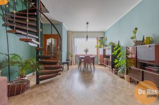 EERSTE BEZOZEKDAG ZATERDAG 18/04 VAN 10U TOT 12U (enkel op afspraak!)<br /><br />WETTEREN - Deze instapklare gerenoveerde woning bevindt zich nabij het centrum van Wetteren. De ligging van dit pand is bijzonder aantrekkelijk met scholen, banken, supermarkten, horecazaken en winkels in de directe omgeving. Daarnaast geniet deze woning van een heel goede bereikbaarheid door de nabijheid van het openbaar vervoer, het station, belangrijke invalswegen en de E40.<br /><br />Naar indeling toe bevindt zich op het gelijkvloers een inkomhal, een woonkamer, een nieuwe geïnstalleerde keuken en een badkamer die beschikt over een douche en toilet. Op de eerste verdieping bevinden zich twee slaapkamers en een dressing. Buiten bevindt zich nog een ruime berging.<br />Verder is er een zeer aangename buitenruimte waar het heerlijk vertoeven is.<br /><br />Naar comfort toe beschikt de woning over dubbele beglazing, een conforme elektriciteitsinstallatie, screens, airco, gunstig epc,....<br /><br />Kortom, bent u op zoek naar een instapklare, goed onderhouden woning met 2 slaapkamers en een aangename buitenruimte op een vlot bereikbare locatie met alle voorzieningen in de buurt? Aarzel dan niet en maak snel uw afspraak! Voor meer info of bezoek 053/60.65.60.<br /><br />De vermelde prijs is een richtprijs. Na ontvangst van de biedingen zal de verkoper beslissen of hij/zij de eigendom verkoopt aan het beste bod. De richtprijs is aldus niet bindend voor de verkoper. Voor meer info kunt u ons contacteren of het reglement raadplegen op onze website.