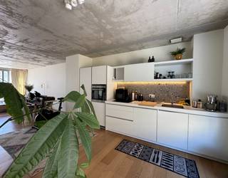 TE HUUR - GENT. In het hart van Gent bevindt zich deze prachtige luxe penthouse met een exclusieve en warme uitstraling, afgewerkt met...