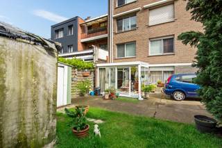 <p><span>Charmant gelijkvloers appartement met tuin en garagebox te koop</span></p><p><span>Dit gezellige gelijkvloers appartement met tuin bevindt zich in een rustig en goed onderhouden gebouw. Het biedt een zeer vlotte verbinding naar buurtwinkels, het openbaar vervoer en de A12 richting Antwerpen, Mechelen en Brussel. De garagebox met oprit dient apart worden aangekocht voor 30.000.</span></p><p><span>Indeling:</span></p><p><span>Living en keuken:</span><span><br />De lichte en ruime living geeft toegang tot de veranda, die dankzij grote raampartijen voor veel natuurlijk licht zorgt. Vanuit de veranda geniet u van een gezellige tuin. De gesloten keuken is volledig uitgerust en biedt alle comfort.</span></p><p><span>Slaapkamer en badkamer:</span><span><br />Het appartement beschikt over één slaapkamer met directe toegang tot de badkamer, die voorzien is van een douche en een lavabomeubel.</span></p><p><span>Kelder:</span><span><br />Er is een kelder beschikbaar voor extra bergruimte.</span></p><p><span>Garagebox:</span><span><br />De garagebox met oprit dient apart worden aangekocht voor 30.000.</span></p><p><span>Extra voordelen:</span></p><ul><li><span>Gelijkvloers appartement </span></li><li><span>Eigen tuin </span></li><li><span>Garagebox met oprit (apart 30.000) </span></li><li><span>Veel natuurlijk lichtinval </span></li></ul>
