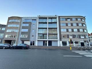 Vlot toegankelijke parkeerplaats op gelijkvloers. Dankzij de centrale ligging vlakbij de Torhoutsesteenweg / Elisabethlaan geniet u van een vlotte...