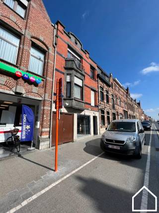 In het stadskern Ieper, nabij de Menenpoort gelegen vindt u dit investerings- , handelseigendom. Opp: 115m².<br />Heden ingericht als volgt:<br />Gelijkvloers handelsruimte(92m²) met droge kelder, zijdelingse uitweg. Sanitair en achterliggend koertje.<br />De 1ste verdieping is ingericht als studio (57m²) met keuken, badkamer en veranda. Dakterras mogelijk.<br />Tweede verdieping bestaat uit een ruim duplex 1 slaapkamer appartement (59m²) en nog vrije beschikbare zolder. Ook hier dakterras mogelijk.<br />Gescheiden nutsvoorzieningen.<br />Geschikt voor diverse doeleinden.<br />