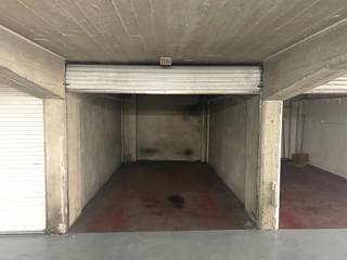 - Gesloten garagebox- Beveiligd complex- Uiterst centraal gelegenDe garagebox is gelegen op de 3e verdieping in parking RITZ. De garage (met manuele...