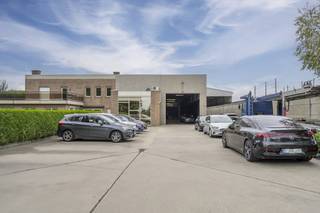 Bedrijfsgebouw van ca. 825 m² met ruime woning te koop op een totale grondoppervlakte van ca. 2.600 m² in Desselgem. Indeling: *...