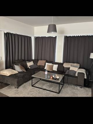<br /><br />Ontdek dit charmante appartement, gelegen aan de Marie-Josélaan 73 in Berchem (Antwerpen). De lichte woonruimte wordt gekenmerkt door grote raampartijen die zorgen voor veel natuurlijke lichtinval en een aangename sfeer. Vanuit de leefruimte heeft u een mooi uitzicht op de omgeving. Een open keuken met elektrische oven, kookplaat, vaatwasmachine, dampkap en ijskast vervolledigt het geheel.<br />Het appartement beschikt over een functionele indeling met twee aparte slaapkamers, ideaal voor koppels of kleine gezinnen. De badkamer is uitgerust met een groot hoekbad, en er is een apart toilet.<br />Er is tevens een aparte wasplaats met ruimte voor wasmachine, droogkast en kasten. Een ruime kelder is voorzien.<br />Er is geen renovatieplicht gezien het appartement een EPC D heeft. Er werd dit jaar een nieuwe centrale hoogrendementsketel geplaatst<br />Het appartement is op dit ogenblik verhuurd.