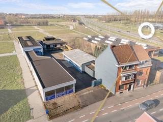 Instelprijs €399.000, iedereen heeft de mogelijkheid om een bod te doen. Dit zal voorgelegd worden aan de eigenaars, deze hebben de keuze om het bod al dan niet te aanvaarden.<br />Het bod kan uitgebracht worden tot uiterlijk vrijdag 10/12/2025 tot 12:00 uur.<br /><br />Bij de afrit van de autosnelweg huisvest zich deze unieke eigendom. Gelegen op een perceel met een totale oppervlakte van 2139 m², met 780 m² aan loodsen, een showroom, een bungalow woning op huisnummer 362 en een halfopen bebouwing met huisnummer 364.<br /><br />De bungalow woning bestaat uit een inkomhal, een lichtrijke leefruimte met open keuken, 2 volwaardige slaapkamers en een badkamer. Verder is deze voorzien van een aangename tuin en een praktisch tuinhuis. <br /><br />De halfopen bebouwing is volledig te renoveren en opnieuw in te delen, de benedenverdieping is momenteel een opslagruimte van 275 m². <br /><br />De showroom omvat 200 m² met aaneensluitend een bureel van 60 m² en een loods van 310 m². <br /><br />Troeven:<br />* Perceel 2139 m²<br />* 780 m² Aan loodsen<br />* Showroom <br />* Bungalow woning<br /><br />Interesse? plan zeker een afspraak in!