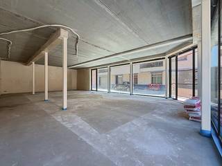 Op zoek naar een commerciële locatie met een professionele uitstraling? Deze gelijkvloerse ruimte van circa 140m² met een brede gevel is uitstekend gelegen op de hoek van de Brouwerijstraat en Brevierweg te Aalter. Het pand zal instapklaar opgeleverd worden en biedt diverse invulmogelijkheden.<br /><br />Indeling: Lichtrijke ruimte met eigen keuken en sanitair (wc).<br />Afwerking: Duurzame vloer, kwalitatief schrijnwerk en warmtepomp<br />Nutsvoorzieningen: Aparte tellers (volledig eigen verbruik).<br /><br />Beschikbaarheid / Ingang: Bespreekbaar (snel beschikbaar).<br />Staat: Volledig instapklaar.<br />Ligging: Uitstekende bereikbaarheid en visibiliteit.<br />Huurwaarborg: 3 maanden huur.<br />Onroerende voorheffing: ten laatse van de huurder<br />Verhuur onder BTW stelsel<br />Gemeenschappelijke kosten: 75 €/maand<br /><br /><br />Interesse?<br />Aarzel niet om contact met ons op te nemen voor meer informatie of om een bezoek in te plannen voor dit bedrijfsvastgoed in Aalter!<br /><br />Bestuursmaatregelen in het maatregelenregister: nee<br /><br />Deze AI-visualisaties zijn bedoeld als inspiratie. Er werd geen rekening gehouden met technische specificaties, stedenbouwkundige voorschriften of de concrete mogelijkheden tot realisatie.