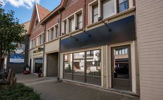 Op zoek naar een <span><strong>commercieel handelspand op een centrale ligging</strong></span> in Deerlijk?<br />Dit verzorgde pand in de Schoolstraat biedt een mooie combinatie van zichtbaarheid, praktische ruimte en eigen parkeergelegenheid.<br />De handelsruimte beschikt over een <span><strong>ruime winkelruimte met etalage</strong></span>, ideaal voor wie zijn zaak op een aantrekkelijke en zichtbare manier wil presenteren.<br />Het pand is <span><strong>volledig in orde en kan zonder grote aanpassingen in gebruik worden genomen</strong></span>.<br />Achteraan bevinden zich<span><strong> 2 toiletten, een keuken en een praktische opslagruimte</strong></span>. Vanuit de opslagruimte is er rechtstreeks toegang tot de <strong><span>afgesloten parking, waar 2 privéstaanplaatsen</span> <span>bij het handelspand inbegrepen zijn</span></strong>. Een mooie troef voor zowel de uitbater als het personeel.<br />Daarnaast beschikt het pand over een <span><strong>kelder</strong></span>, altijd interessant voor stockage en bergruimte.<br />Dankzij de <span><strong>centrale ligging, de mooie etalage, de praktische indeling en de eigen parkeerplaatsen</strong></span> is dit een interessante opportuniteit voor uiteenlopende commerciële activiteiten. Krijgt u er al zin in ? Contacteer Peter : 0496/176878<br />EPC : 288 en UC : 2635-KNR1
