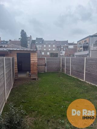 ZOTTEGEM - Karaktervolle stadswoning met tuin in Zottegem<br /><br />Op zoek naar een charmante woning die je nog volledig naar eigen smaak kan afwerken? Deze gesloten bebouwing, ideaal gelegen in het centrum van Zottegem tussen de markt en het station, combineert authenticiteit met reeds uitgevoerde, belangrijke vernieuwingen.<br />De gelijkvloerse verdieping omvat een inkom/bureauruimte (perfect als thuiswerkplek of praktijkruimte), een lichtrijke living, apart toilet, keukenruimte en toegang tot de kelder. <br />Op de 2e en 3e verdieping bevinden zich drie volwaardige kamers, een ruimte voor badkamer en extra apart toilet.<br /><br />Heel wat structurele werken werden reeds uitgevoerd: nieuwe leidingen en afvoeren, een nieuw dak en overal dubbele beglazing. Bovendien behaalt de woning nu al een gunstige EPC-score C. <br />De hoge plafonds, authentieke deuren en originele elementen zorgen voor een warme, karaktervolle uitstraling. De mooie oude vloertegels met motief zijn nog aanwezig en geven het de afwerking toekomstig cachet.<br /><br />Als extra troef beschikt de woning over een aangelegde tuin die bereikbaar is via een handige losweg.<br />Een ideale kans voor wie centraal wil wonen én zijn eigen stempel wil drukken op een woning met ziel.<br /><br />Voor meer informatie of een bezoek kan u ons steeds contacteren (053/60.65.60).