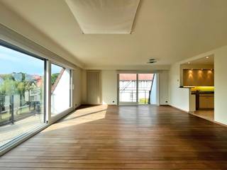 Appartement in een mooie villa-residentie op een topligging in het Zoute. Het appartement omvat 2 ruime slaapkamers, mooie zonneterrassen en een...