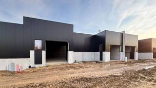 Nieuwbouw KMO-unit van 491 m² met 2 privatieve ruime parkeerplaatsen te huur. Fenomenaal gelegen aan de rand van Brussel te ZELLIK, nabij de...