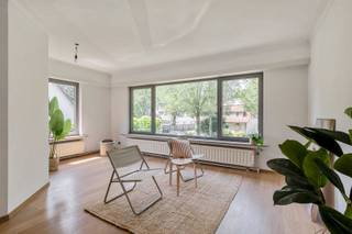 <p><span>Opbrengsteigendom met 2 units in groene Hoge Kaart, Brasschaat</span></p><p><span> </span></p><p><span>Dit vergunde appartementsgebouw ligt in de Hoge Kaart in Brasschaat, een rustige en zeer groene omgeving. Een oprit naast het gebouw zorgt voor extra parkeergemak, en de 2 garageboxen maken het pand helemaal compleet voor wie op zoek is naar een solide opbrengsteigendom. </span></p><p><span> </span></p><p><span>•  Vergund als appartementsgebouw met 2 units</span></p><p><span>•  2 garageboxen</span></p><p><span>•  Tuin op te delen in 2 delen, zodat elke unit een eigen buitenruimte krijgt</span></p><p><span>•  Oprit naast het gebouw</span></p><p><span>•  Dak en ramen reeds vernieuwd</span></p><p><span>•  Gelijkvloers verhuurd: €625/md</span></p><p><span>Bij het binnenkomen valt meteen de groene, rustige ligging van dit pand op. Gelegen in de Hoge Kaart in Brasschaat, een gegeerde en groene wijken van de gemeente, biedt deze locatie op elk moment van de dag rust en ruimte op enkele minuten stappen van winkels, scholen, bakkers, apotheken, ijssalon Cocorico, ...</span></p><p><span>Het gebouw is vergund als appartementsgebouw met 2 units: een gelijkvloers appartement en een appartement op de 1e verdieping met terras. Beide units delen een tuin die perfect in 2 delen op te splitsen is, zodat elke bewoner over een eigen buitenruimte beschikt. Naast het gebouw ligt een oprit, en de 2 garageboxen bieden extra opbergruimte of een vaste parkeerplaats.</span></p><p><span>Dak en ramen werden reeds vernieuwd, wat het pand meteen instapklaar maakt en toekomstige kosten beperkt. Een sterke troef voor wie op zoek is naar een opbrengsteigendom zonder grote werken.</span></p><p><span> </span></p><p><span>Contacteer Sinjoor Makelaars op 03 646 66 55 of christophe@sinjoor.be voor meer informatie of een bezoek ter plaatse.</span></p><p><span> </span></p>
