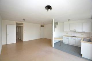Ruim appartement met 2 slaapkamers en terras op de tweede verdieping van een kleinschalig gebouw op een centrale locatie te centrum Lier, bestaande uit: inkomhal met ingemaakte kasten; woonkamer met half-open keuken voorzien van keramische kookplaat, dampkap en kasten; berging met aansluiting voor wasmachine; nachthal met ingemaakte kasten; apart toilet met handenwasser; badkamer met ligbad met douchecombinatie en lavabo en 2 slaapkamers. Voorts beschikt het appartement over een knus terras. Gunstig gelegen in dichte nabijheid van openbaar vervoer, winkels en scholen! Voldoende parkeergelegenheid voor de deur! Aluminium schrijnwerk met dubbele beglazing en elektrische verwarming. Elektrische installatie is conform! Klein gebouw met lage maandelijkse kosten. Heden verhuurd. EPC: 452 kWh/m² (renovatieverplichting van toepassing).