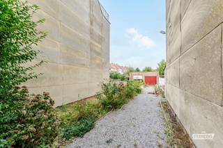 Op zoek naar een bouwgrond op een centrale locatie in Blankenberge? In de Rood-Kruisstraat 3 vind je dit perceel van 194 m², een mooie opportuniteit om een woonproject volledig volgens je eigen smaak en wensen vorm te geven.<br /><br />Het perceel maakte oorspronkelijk deel uit van de naastgelegen eigendom in de Rood-Kruisstraat 1. Voor de afzonderlijke verkoop werd reeds het nodige gedaan voor een opsplitsing. Immo Francois bezorgt je graag meer informatie over de mogelijkheden.<br /><br />Dankzij de centrale ligging woon je op korte afstand van het centrum van Blankenberge, winkels, horeca en openbaar vervoer. Een interessante basis voor wie graag zelf zijn toekomstige woonst realiseert.<br /><br />Interesse? Neem contact op met Immo Francois. Vanuit ons kantoor in Blankenberge begeleiden we je graag bij jouw vastgoedplannen in de regio.<br /><br />