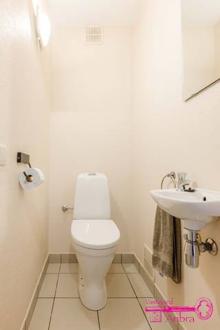 * Perfect onderhouden instapklare woning met 3 slaapkamers, tuin en garage* Gelegen pal in het centrum van Meulebeke. Dichtbij supermarkten, bakker,...