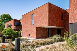Op een uitstekende ligging in Beerzel vindt u deze stijlvolle, hedendaagse woning op een perceel van 523 m². De woning combineert een...