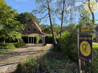
In een uitermate rustige straat op een boogscheut van het dorpscentrum van Zoersel en de omliggende bossen ligt deze charmante woning verscholen op een indrukwekkend groen perceel van maar liefst 1.410 vierkante meter. 
Met een bewoonbare oppervlakte van 143 vierkante meter vormt deze eigendom een unieke en bijzonder scherp geprijsde kans voor wie op zoek is naar een betaalbare thuis in deze gegeerde regio, waarbij u de kans krijgt om de woning door middel van wat renovatiewerk helemaal naar uw eigen smaak en hand te zetten. 
Bij het betreden van de woning komt u via de inkomhal met gastentoilet in een gezellige tv-kamer en is er tevens toegang tot een aparte eetplaats die op haar beurt naadloos aansluit op de keuken en bovendien naast de fantastische, lichtrijke erker is gesitueerd.
De eerste verdieping herbergt een reeds afgewerkte hoofdslaapkamer met een bijhorende dressing, een volwaardige badkamer en een tweede ruime slaapkamer. 
Buiten geniet u van een mooi ruim terras dat uitgeeft op een riante, schaduwrijke tuin die op natuurlijke wijze overgaat in de omliggende natuur, waar de serene rust en het alom aanwezige groen meteen een gevoel van pure ontspanning oproepen.

