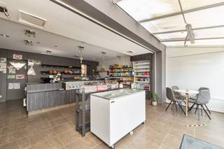 Te Koop: Uniek handelshuis met veelzijdige mogelijkheden in het hart van Viersel!Bent u op zoek naar een comfortabele woning met een extra dimensie? Deze charmante woning biedt niet alleen een sfeervolle leefruimte, maar heeft ook een praktische ruimte die ideaal is voor een kleinschalige handel, praktijk of kantoor aan huis.Kenmerken:Gezellige woning met tal val mogelijkhedenVolledig uitgeruste keuken, koeltoog en koelcel aanwezig2 slaapkamers, 1 badkamer en 1 toiletOppervlakte: 695 m²Een tuin vol ruimte, waar stilte en natuur samenkomenLocatie: Herentalsebaan 166, 2240 VierselBIJZONDERHEDEN: Vele mogelijkheden - Elektriciteit niet conform - Perceelscore A & Gebouwscore A - Oppervlaktematen zijn indicatief volgens epc.Mis deze kans niet!Interesse in 'T Vierseliertje met appartement, neem dan zo snel mogelijk contact op met ons kantoor!