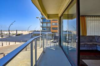 HOEKAPPARTEMENT (84m2) MET 2 SLAAPKAMERS EN FRONTAAL ZEEZICHT GELEGEN OP DE ZEEDIJK TE DE PANNEBestaande uit een inkomhal, living met terras en...