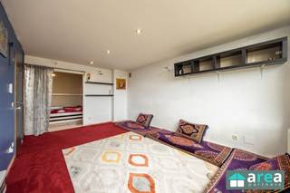 <p><span>Dit op te frissen en centraal gelegen dakappartement is gelegen op de 5de verdieping in een goed onderhouden residentieel gebouw. Omwille van de hoogte geniet u van een mooi uitzicht over Deurne. Het appartement is gemakkelijk bereikbaar via het openbaar vervoer (bus- en tramhalte aan de overkant) en de autosnelweg is op nog geen twee minuten verwijderd. Daarbij zijn er in de nabije omgeving verschillende supermarkten, winkels, scholen, parken en ziekenhuizen. </span></p><p><span>Ideaal dus om er zelf in te wonen of als investering! </span></p><p><span> </span></p><p><span>Grootste troeven:</span></p><p><span> </span></p><p><span>- Ruim dakterras van 10m²</span></p><p><span>- Centrale locatie</span></p><p><span>- Conforme elektrische keuring</span></p><p><span>- Fietsenstalling aanwezig</span></p><p><span>- Veel lichtinval</span></p><p><span>- Gunstige EPC-score C</span></p><p><span> </span></p><p><span>Indeling: </span></p><p><span> </span></p><p><span>Ruime en lichtrijke living van 20m² die toegang biedt tot het zonnig dakterras met een prachtig uitzicht over Deurne. Naast de living bevindt zich de gedeeltelijk geïnstalleerde keuken van 3m². </span></p><p><span>Aan de achterkant van het appartement bevinden zich de volwaardige slaapkamer en badkamer van respectievelijk 12m² en 4m². De badkamer beschikt over een lavabo en douche alsook de aansluiting tot wasmachine.</span></p><p><span>Momenteel verhuurd aan €850 per maand. Daarbij werd er afgelopen jaar €1660 teruggetrokken van de vaste kosten, in kader van het overschot van het verbruik van de verwarming.</span></p><p><span> </span></p><p><span>Voor meer informatie kan u terecht bij Area Partners - info@area.be of 03/284.60.60</span></p><p><span> </span></p>