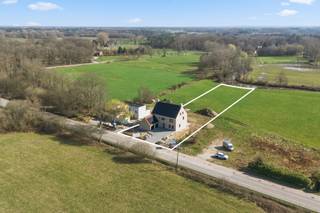 Ontdek deze exclusieve, landelijke nieuwbouwvilla op een royaal perceel van meer dan 30 are, gelegen in het groene Rijmenam, op de grens met Boortmeerbeek.<br />Geniet achteraan van een prachtig, vrij uitzicht over agrarisch gebied, ideaal voor dierenliefhebbers of voor wie houdt van rust, ruimte en een groene omgeving.<br /><br />Deze energieneutrale en toekomstgerichte villa wordt opgeleverd bij akte (± 4 maanden) en is uitgerust met verschillende moderne technieken zoals geothermie met vloerverwarming en -koeling. De villa wordt volledig afgewerkt met duurzame en hoogwaardige materialen voor een uiterst luxueuze uitstraling. Ook de tuin zal worden aangelegd, zodat u meteen zorgeloos kunt intrekken.<br /><br />Ontdek deze villa nu al via de grondplannen en video’s op onze website: www.imovastgoed.be<br />Alle vermelde prijzen zijn exclusief btw (21% op de constructie, 12% op de grondwaarde).<br /><br />Voor meer informatie of een bezoek kunt u ons steeds contacteren op het nummer 015/21.21.21 of via olivier.lievens@imovastgoed.be.<br />En als u zich afvraagt wat uw eigen woning waard is, neem dan gerust contact op voor een gratis waardebepaling.