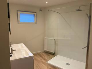 OPENDEURDAG ZATERDAG 07/02 van 9u30 tot 10u30 Maak een huurdersprofiel aan via volgende link => https://mijnhuurprofiel.be/property/9c0ce7a5-cd3b-4bd3-9254-9b44415a9c93 of QR-code en bezoek zaterdag 07/02 van 9u30 tot 10u30 de volledig verbouwde en vernieuwde appartementen met 2 of 3 slaapkamers gelegen in het centrum van Halle (nabij Oudstrijdersplein - vroegere PEKING GARDEN)! Gelegen op de eerste verdieping: Elk appartement bestaande uit 2 slaapkamers en één met 3 slaapkamers: Living-eetplaats, volledig ingerichte keuken, bergingen, badkamer (2 lavabo’s, inloopdouche), toilet, slaapkamers, balkons en/of terras. Elk appartement heeft zijn individuele centrale verwarming op gas en waterverzachter. Alle onderhoudskosten van centrale verwarming, waterverzachter, zoutvoorraad, kuisen van de gemene delen zijn inbegrepen in de gemeenschappelijke lasten (150 EUR/maand) en worden geregeld door de eigenaar.