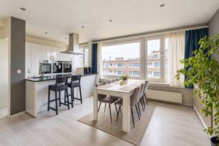 Appartement met 2 slaapkamers en terras, gelegen op de 4e verdieping van een gebouw met lift aan de Pastoor Bauwenslaan in Wilrijk. In de residentiële wijk Valaar, gelegen en op wandelafstand van winkels, belangrijke verbindingswegen, scholen, 'Valaarpark,...<br /><br /><strong>INDELING<br /></strong>We komen binnen in de inkomhal, via welke we alle ruimtes kunnen bereiken. Aan de straatzijde bevindt zich de lichte leefruimte met open keuken. De keuken is voorzien van een schiereiland met zitplaatsen en uitgerust met een granieten werkblad, keramisch kookvuur, dampkap, microgolfoven, oven, koffiemachine en vaatwasser.
<p>De twee slaapkamers liggen aan de rustige achterzijde van het appartement. Via de grote slaapkamer bereiken we het terras met uitzicht naar de stad Antwerpen. In de badkamer vinden we een lavabo en een inloopdouche met regendouche. Daarnaast treffen we hier de condensatieketel en aansluiting voor wasmachine en droogkast.<br /><br /><strong>BIJZONDERHEDEN</strong><span><br /></span>Het schrijnwerk is PVC met dubbele beglazing.<br />CV dmv. condensatieketel op gas.<br />Het appartement is momenteel verhuurd met een mooi rendement. <br />VK: ca. € 145/mnd: voorschot water, syndicus, reservefonds, onderhoud gemene delen, onderhoud lift, minuterie.</p>
Attesten en grondplan: www.immopoint.be
