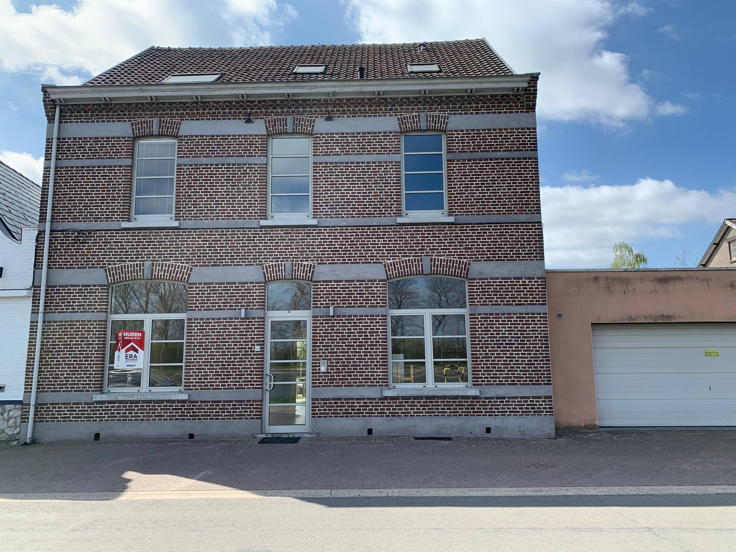 Unieke woning op toplocatie aan het water te Bree - foto 1