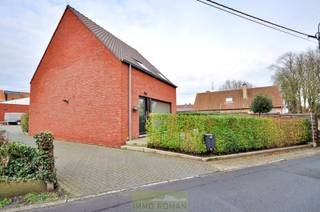 In een verkeersluwe straat nabij de dorpskern van Anzegem vinden we deze recente woning, ideaal gelegen met alle voorzieningen binnen handbereik: winkels, scholen en openbaar vervoer. <br /><br /><strong>Indeling:</strong> We betreden de woning via de inkomhal voorzien van een apart gastentoilet en rechts toegang tot de woon-en leefruimte.  De sfeervolle woonkamer biedt ruimte voor een gezellige zithoek én eetplaats, met aansluitend de keuken uitgerust met kwalitatieve toestellen. Naast de keuken is er een berging voorzien met o.a. aansluiting wasmachine,... <br /><br />Op de bovenverdieping vinden we een ruime nachthal met apart toilet, <strong>3 volwaardige slaapkamers</strong> en een moderne badkamer voorzien van een dubbele wastafel, <strong>ligbad en douche</strong>. De woning is voorzien van een gezellig <strong>tuintje</strong> met terras, en er is een <strong>parkeerplaats en</strong> <strong>garagebox</strong> met automatische sectionale poort inbegrepen.<br /><br /><strong>Kenmerken: </strong>bouwjaar 2019, EPC A, CONFORME elektriciteit, 3 slaapkamers, garage, badkamer met ligbad en douche,...<br /><br />Interesse? Contacteer Els 0478 61 64 34 of els@immoroman.be