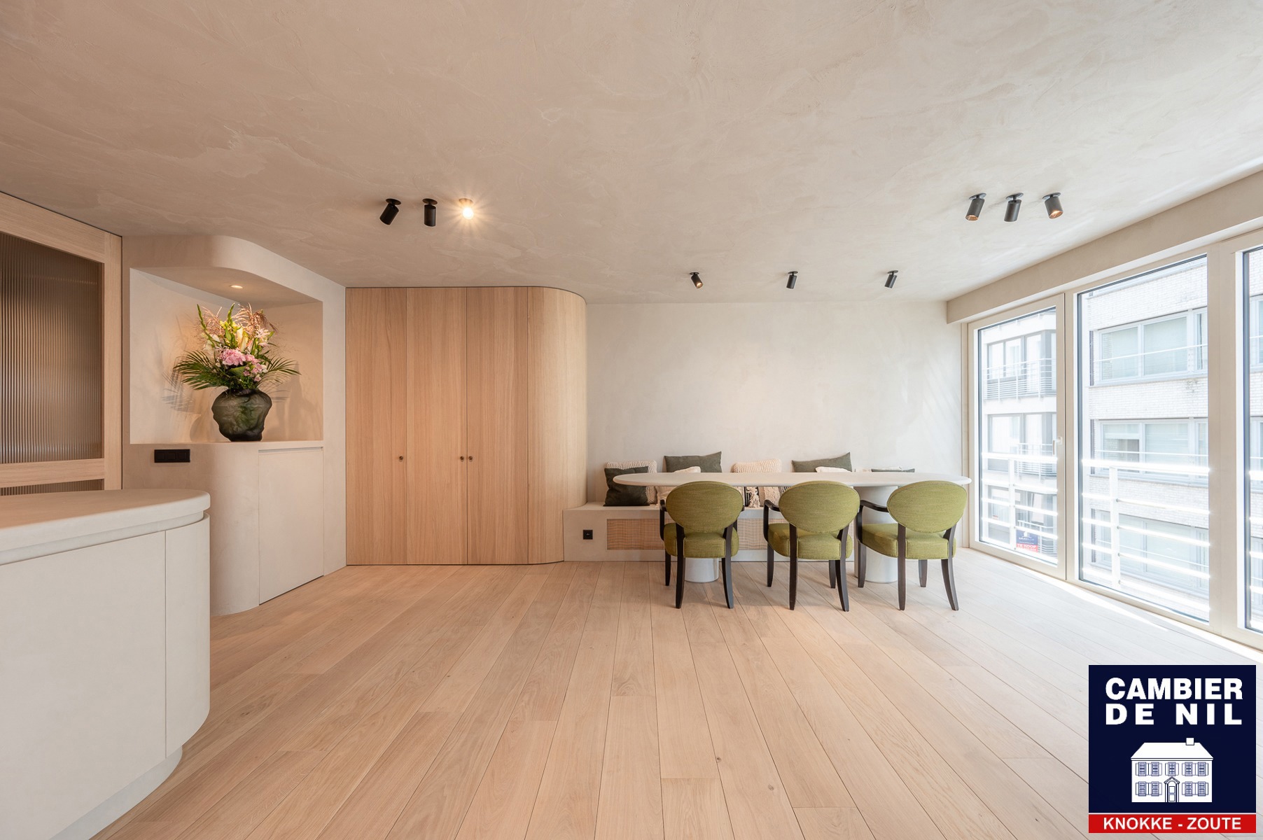 Tijdloos, recent volledig gerenoveerd appartement met zijdelings zeezicht gelegen nabij het Albertplein en Driehoeksplein.  - foto 4