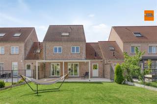 Bienvenue dans cette belle maison au coeur de Steenokkerzeel, où le confort et le style vont de pair. Cette spacieuse maison familiale offre quatre à...