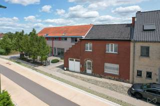 Ben je op zoek naar een woning met veel potentieel op een toplocatie? Dan is deze halfopen bebouwing in de Blandenstraat precies wat je zoekt. Met...