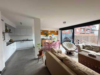 <p><span>Vous recherchez un appartement confortable et moderne ?</span></p><p><span>Appartement récent de plain-pied à louer, comprenant une chambre spacieuse, une salle de bains magnifiquement aménagée avec une douche élégante, ainsi qu'une cuisine entièrement équipée avec tous les appareils nécessaires. </span></p><p><span>Profitez du grand air sur la grande terrasse, idéale pour se détendre.</span></p><p><span>Une place de parking devant l'immeuble est incluse, pour que vous puissiez toujours vous garer sans souci. </span></p><p><span>Parfait pour ceux qui recherchent le confort et la commodité dans un cadre de vie contemporain.</span></p><p><span>Disponible le 1er octobre 2026.</span></p><p><span>Ne manquez pas cette opportunité unique ! Contactez-nous rapidement pour prendre rendez-vous via info@vastgoedplus.be ou au 015 200 999.</span></p>