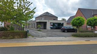 Dit recente en modern afgewerkte handelspand is gelegen in de Vlamingstraat, vlakbij het centrum van Sint-Laureins. Dankzij de praktische indeling...