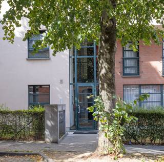 <p>Gelegen op de vierde verdieping van een verzorgd gebouw in het hart van <strong>Anderlecht</strong>, biedt dit lichtrijke en instapklare appartement het perfecte evenwicht tussen comfort, ruimte en functionaliteit. Dankzij de ligging bovenaan geniet u van extra rust, lichtinval en een mooi uitzicht.</p>
<p>De woonruimte voelt open en aangenaam aan, met aansluitend een praktische keuken. Verder beschikt het appartement over <strong>twee slaapkamers</strong>, een <strong>badkamer met ligbad en dubbele wastafel</strong>, en als absolute meerwaarde: <strong>twee terrassen</strong>, waarvan één <strong>zuidoost georiënteerd</strong> – ideaal om te genieten van de ochtend- en middagzon.</p>
<p>Veiligheid en comfort worden gegarandeerd dankzij een <strong>veiligheidsdeur</strong>, <strong>parlofoon</strong>, <strong>lift</strong> in het gebouw en een <strong>gemeenschappelijke waterverzachter</strong>.</p>
<p>In de prijs is een kelderberging inbegrepen. De autostaanplaats is verplicht aan te kopen voor 18.000 euro.<br />Centraal gelegen in de nabijheid van openbaar vervoer (bussen, metro),alsook de aanwezigheid van winkels.</p>
<p><strong>Bent u op zoek naar een praktische en goed gelegen woonst of een slimme investering? Contacteer ons vandaag nog voor een bezoek!<br /><br /></strong>EPC: 163kWh/m²<br />Elektriciteit conform</p>